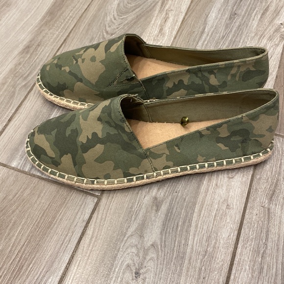 New without tag Old Navy slip on size 10 - Picture 2 of 4